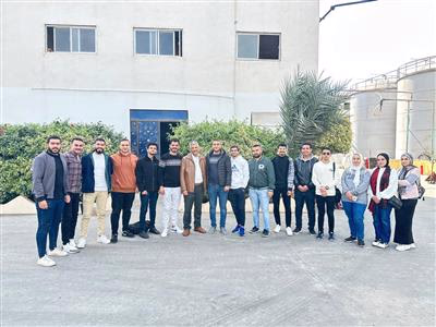 صورة جماعية لطلاب خلال زيارة Chemical Seed Company 2